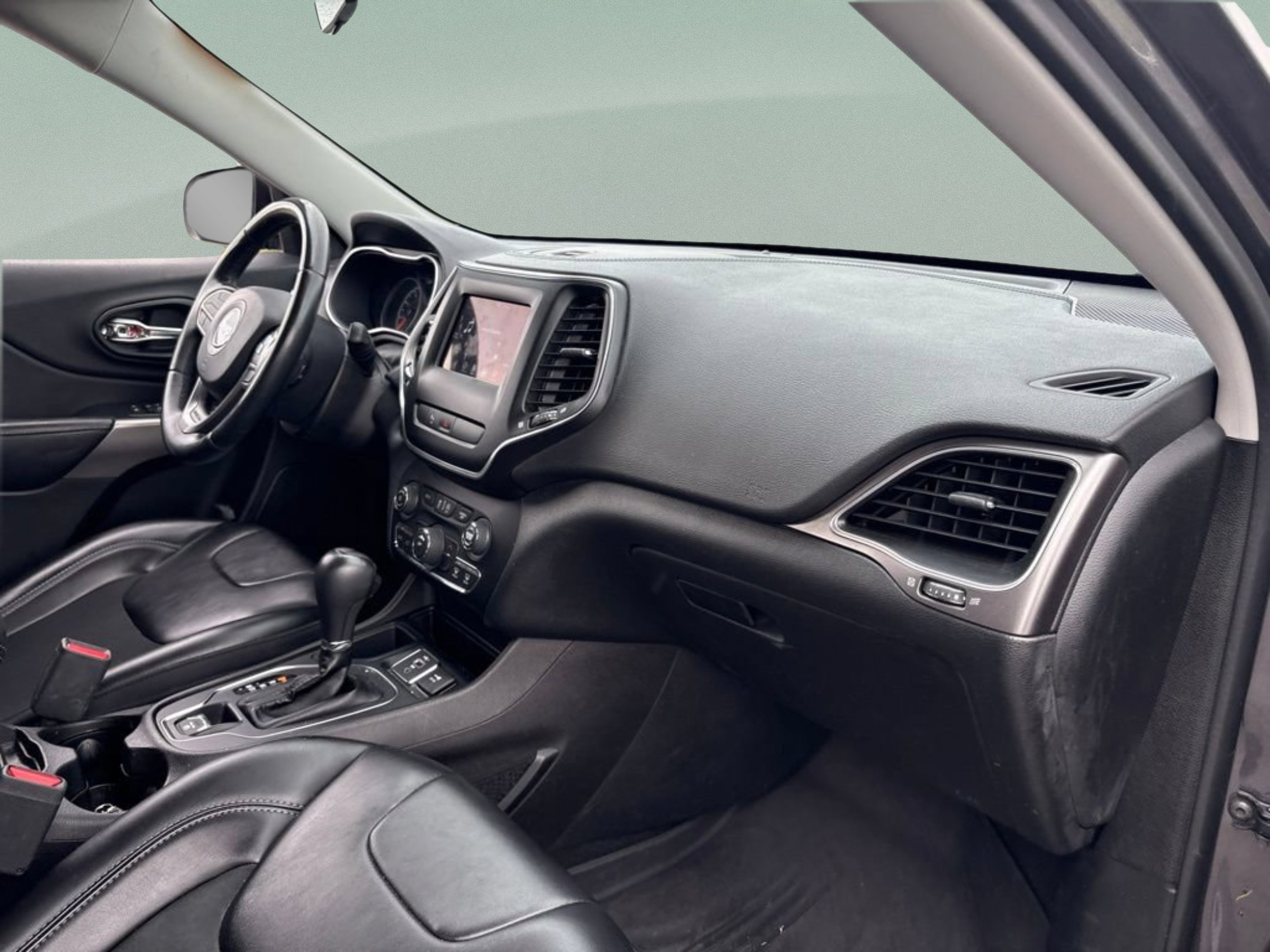 Used 2019 Granite Crystal Metallic Clearcoat Jeep Latitude Plus image 21