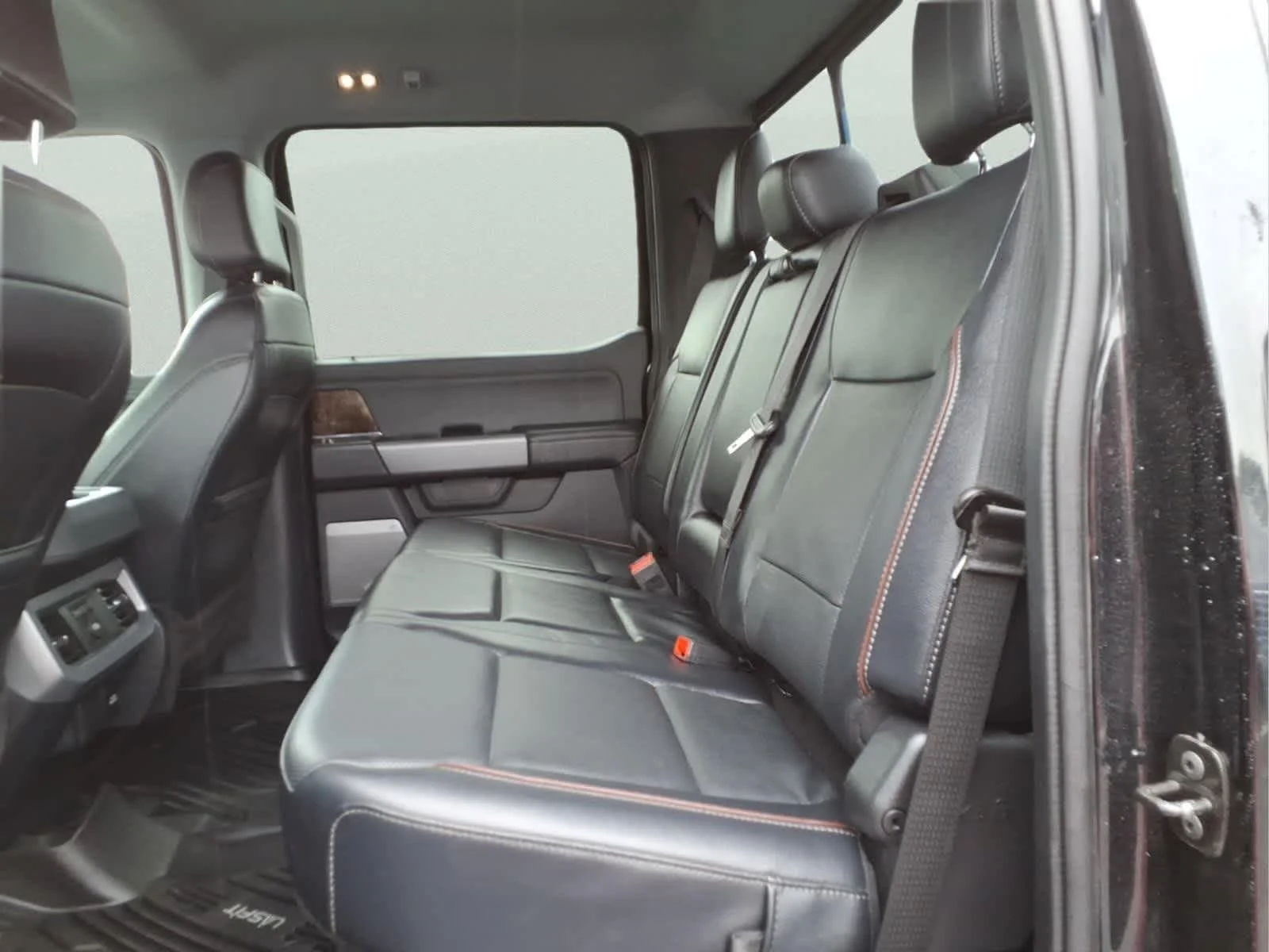 Used 2024 Agate Black Metallic Ford LARIAT image 31