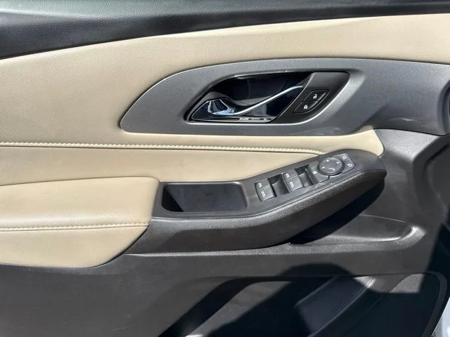 Used 2022 White Chevrolet LS image 18