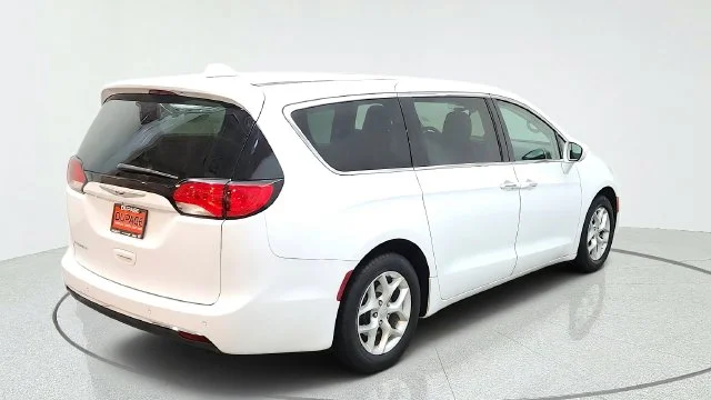 Used 2018 White Chrysler Touring Plus image 11
