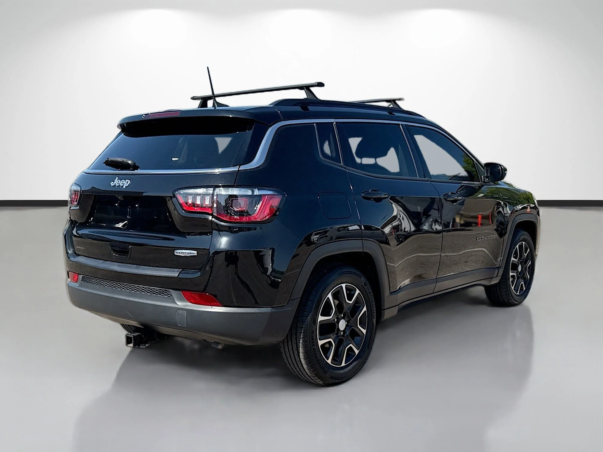 Used 2022 Diamond Black Crystal Pearlcoat Jeep Latitude image 3