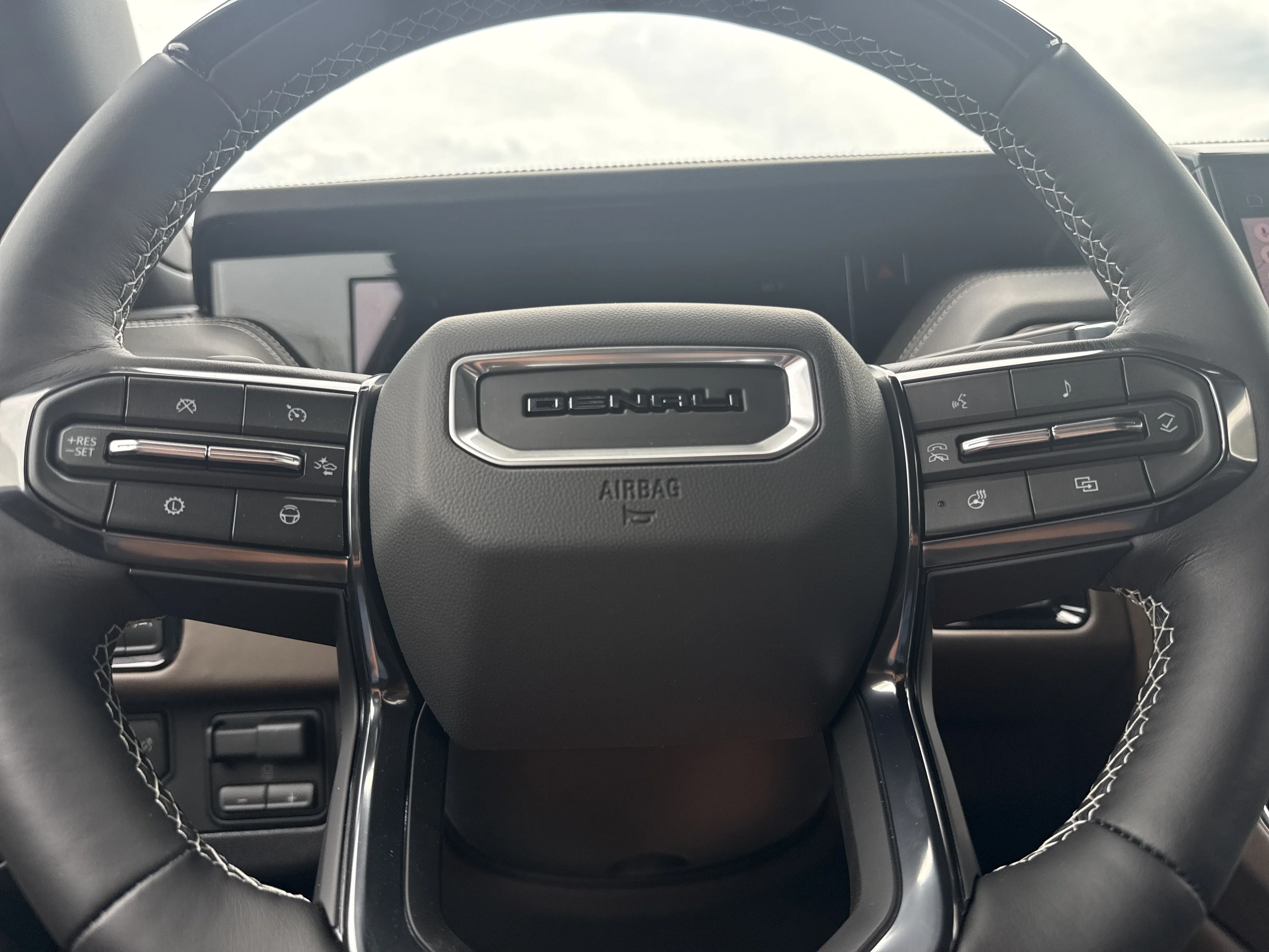 New 2026 Glacier White Tricoat GMC Denali Ultimate 4WD image 25
