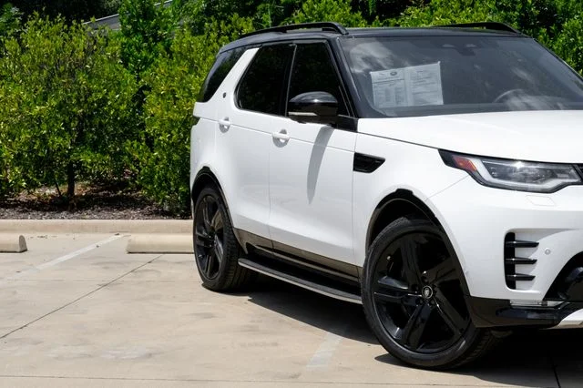 Used 2025 White Land Rover Dynamic SE image 10