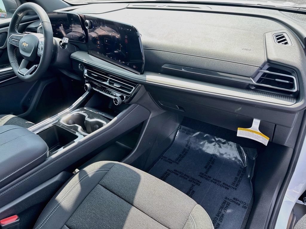 New 2027 Polar White Tricoat Chevrolet LT image 33