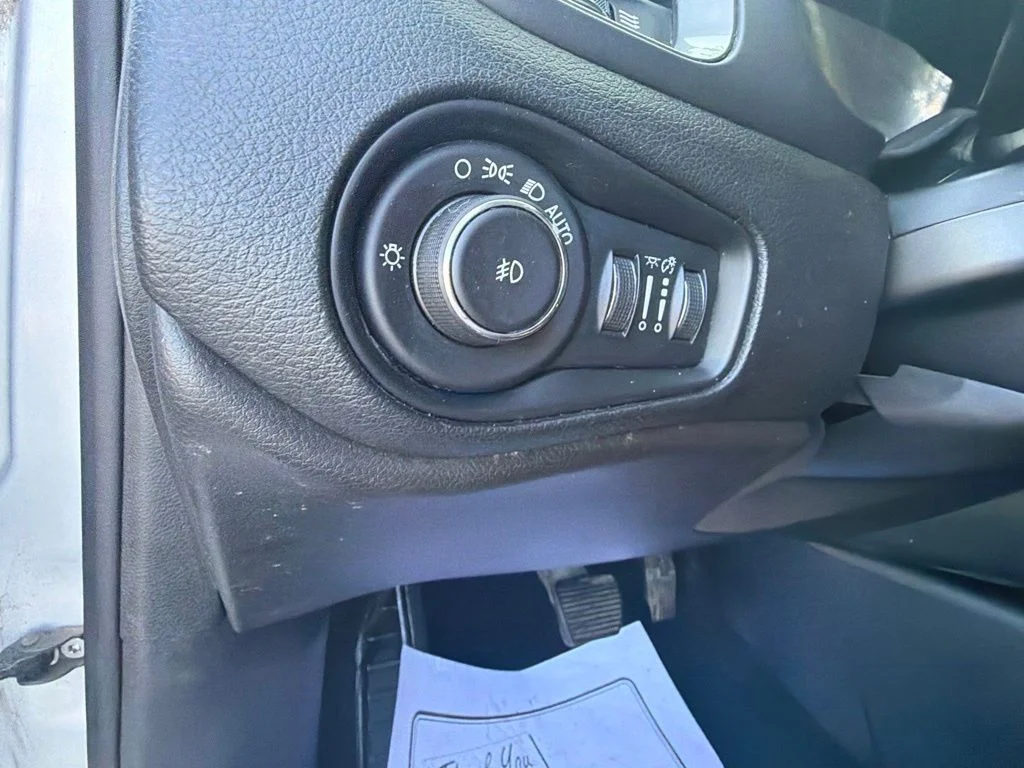Used 2018 Silver Jeep Limited image 20