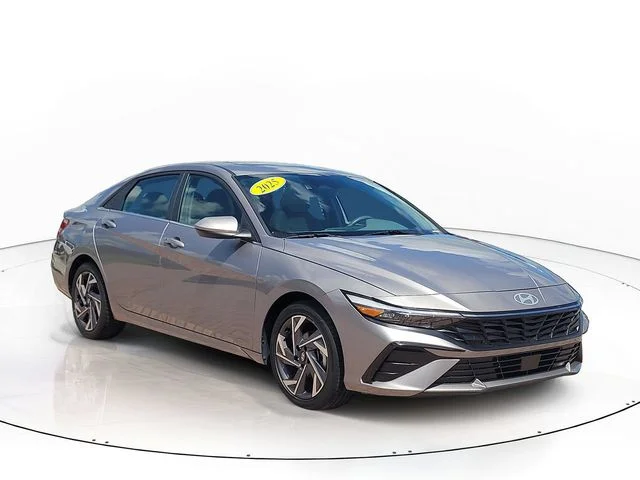 Used 2025  Hyundai SEL Convenience image 3