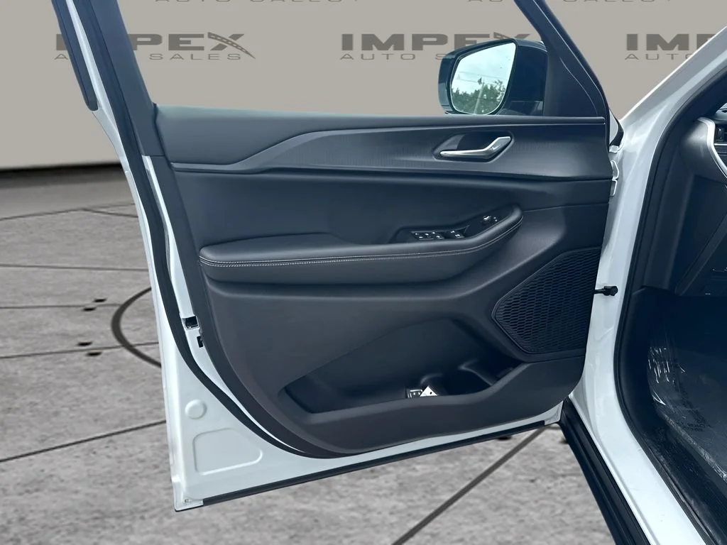 Used 2025 White Jeep Altitude image 15