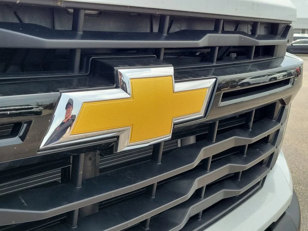 New 2026 Summit White Chevrolet WT image 19