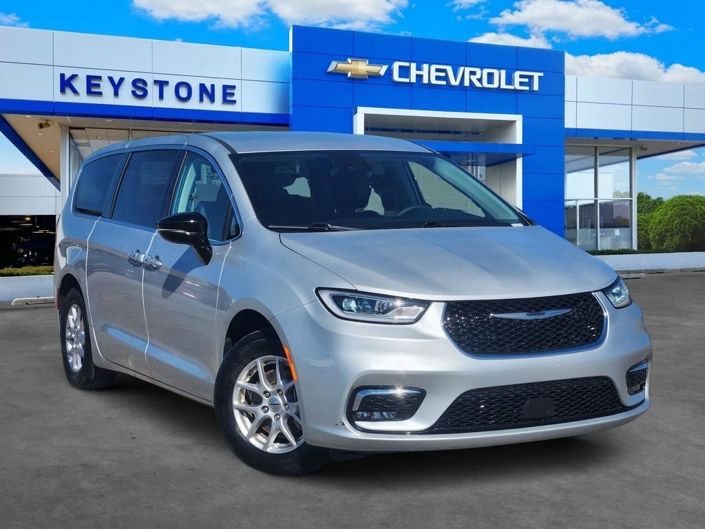 2024 Chrysler Pacifica Touring L's photo