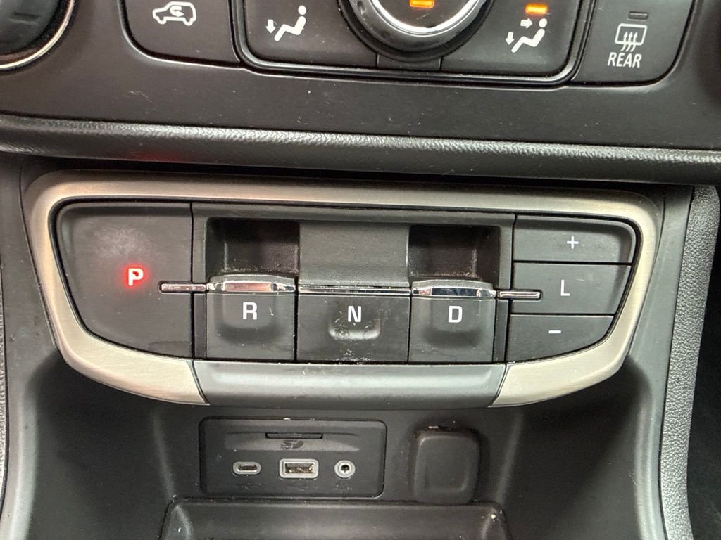 Used 2022 White GMC Denali image 36