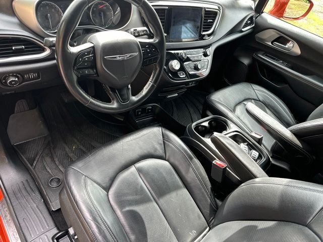 Used 2018 Copper Pearlcoat Chrysler Touring L image 14