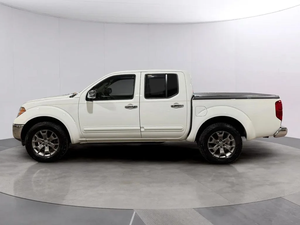 Used 2015 Glacier White Nissan SL image 7