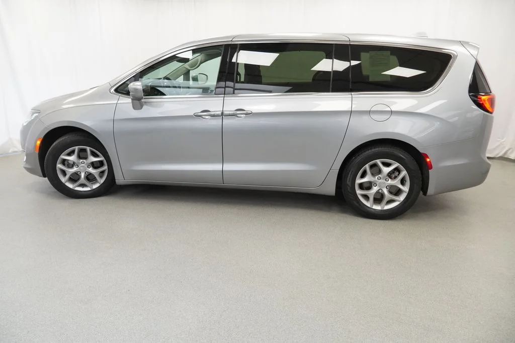 Used 2019 Silver Chrysler Touring Plus image 24