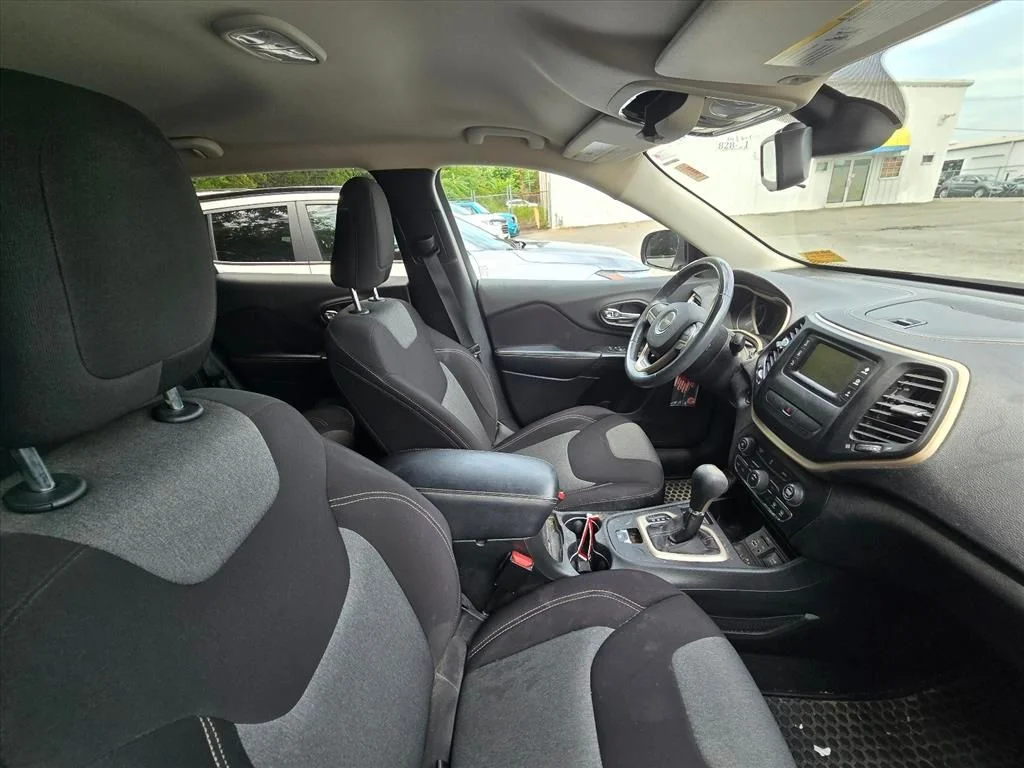 Used 2014 Gray Jeep Latitude image 8