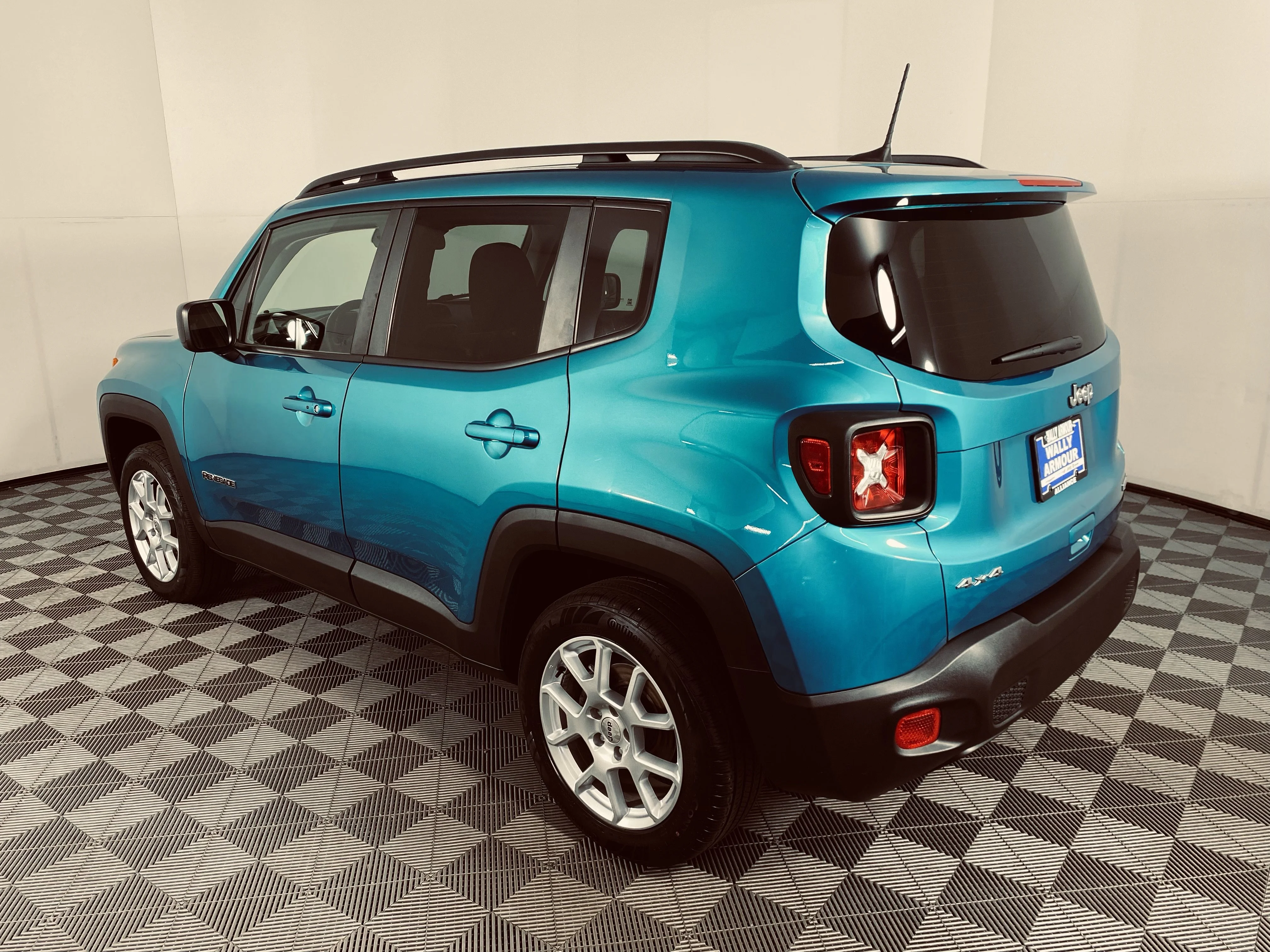 Used 2022 Bikini Metallic Clearcoat Jeep Latitude image 10