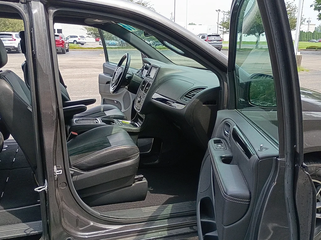 Used 2016 Granite Crystal Metallic Clear Coat Dodge SXT image 18