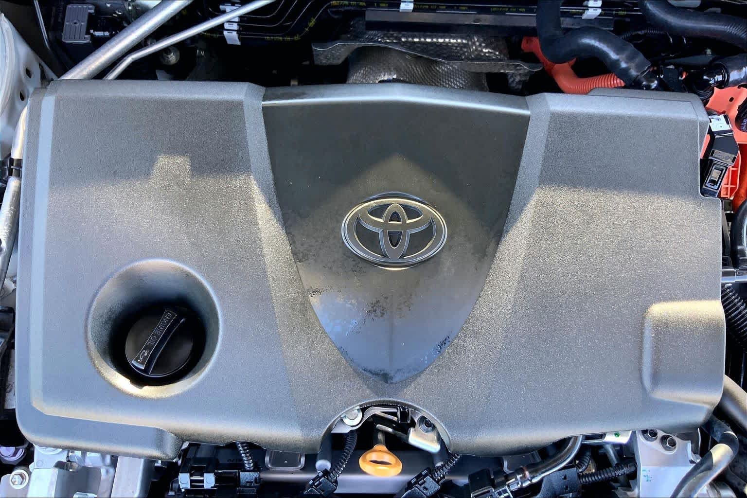 Used 2025 Wind Chill Pearl Toyota XSE image 32