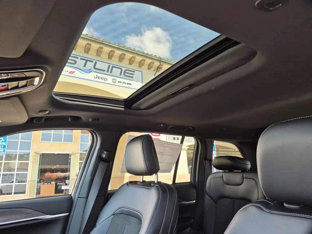 New 2026 Bright White Clear-Coat Exterior Paint Jeep Laredo Altitude image 20