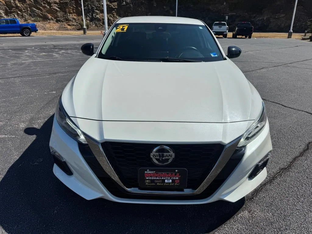 Used 2021 Qab/ White Tricoat Nissan 2.5 SR image 2