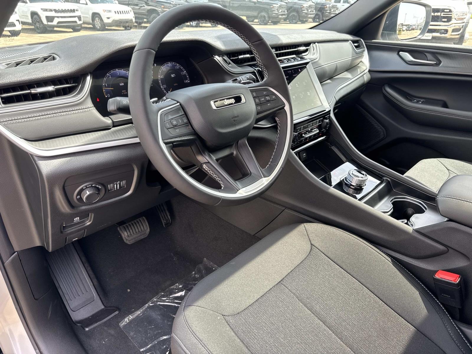 New 2026 Silver Zynith Exterior Paint Jeep Laredo X image 9