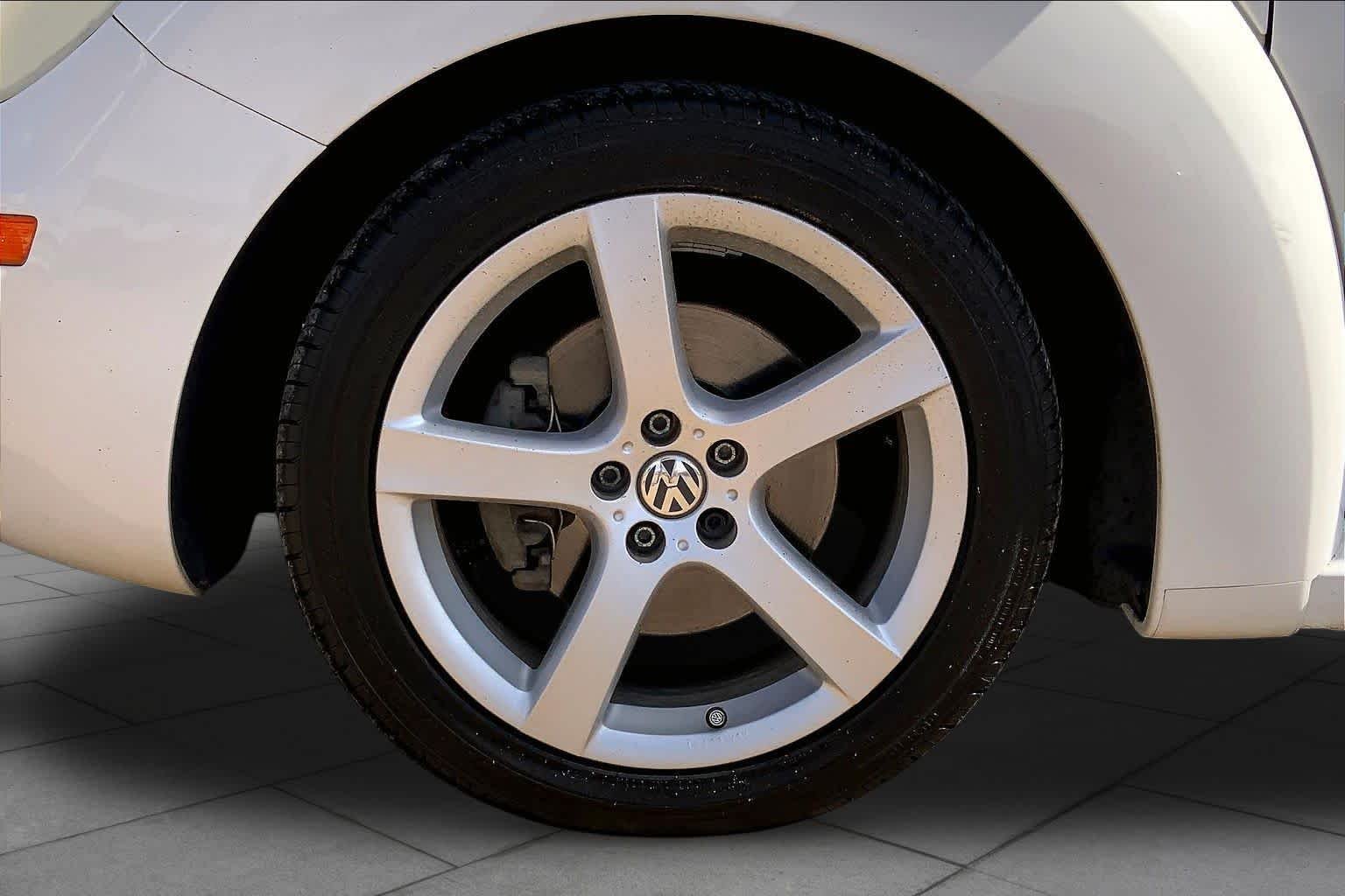 Used 2010 Candy White Volkswagen  image 9