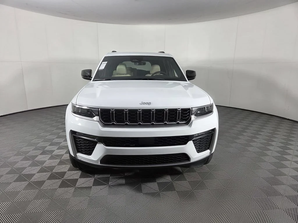 New 2026 Bright White Clear-Coat Exterior Paint Jeep Limited image 3