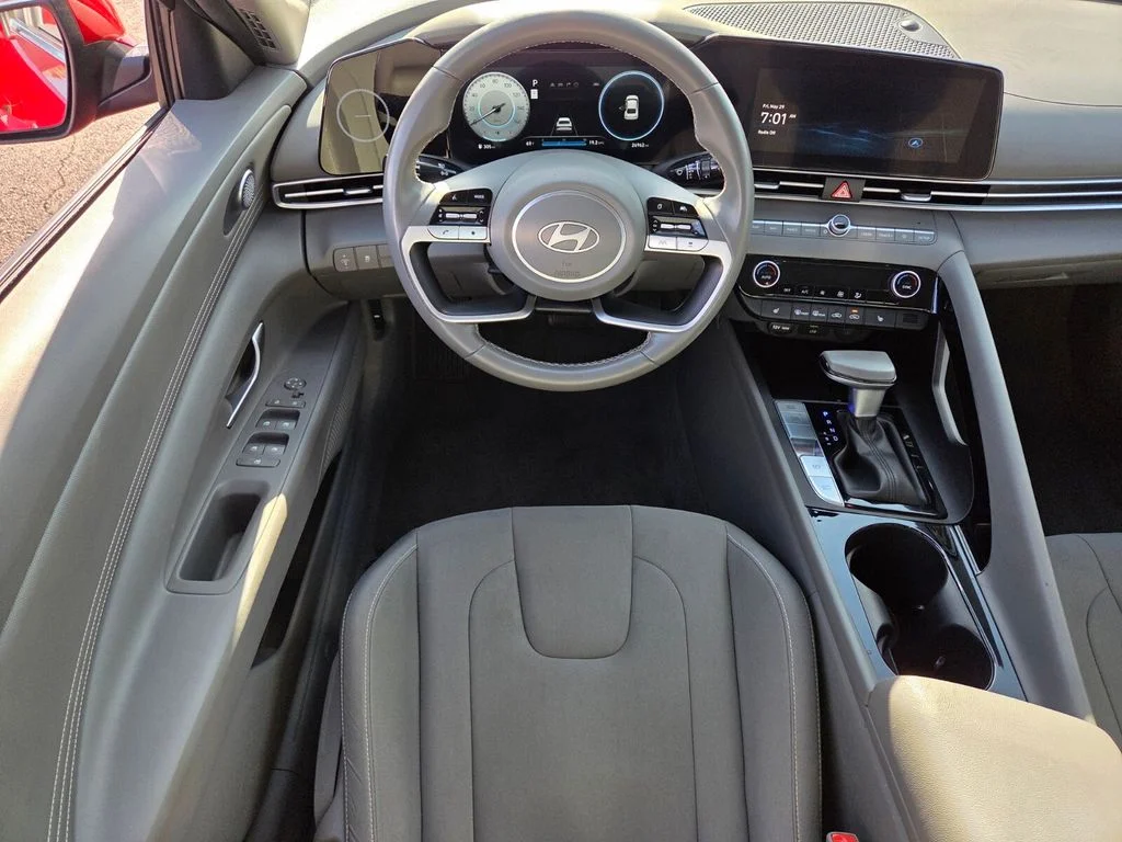 Used 2025 Red Hyundai SEL Convenience image 17