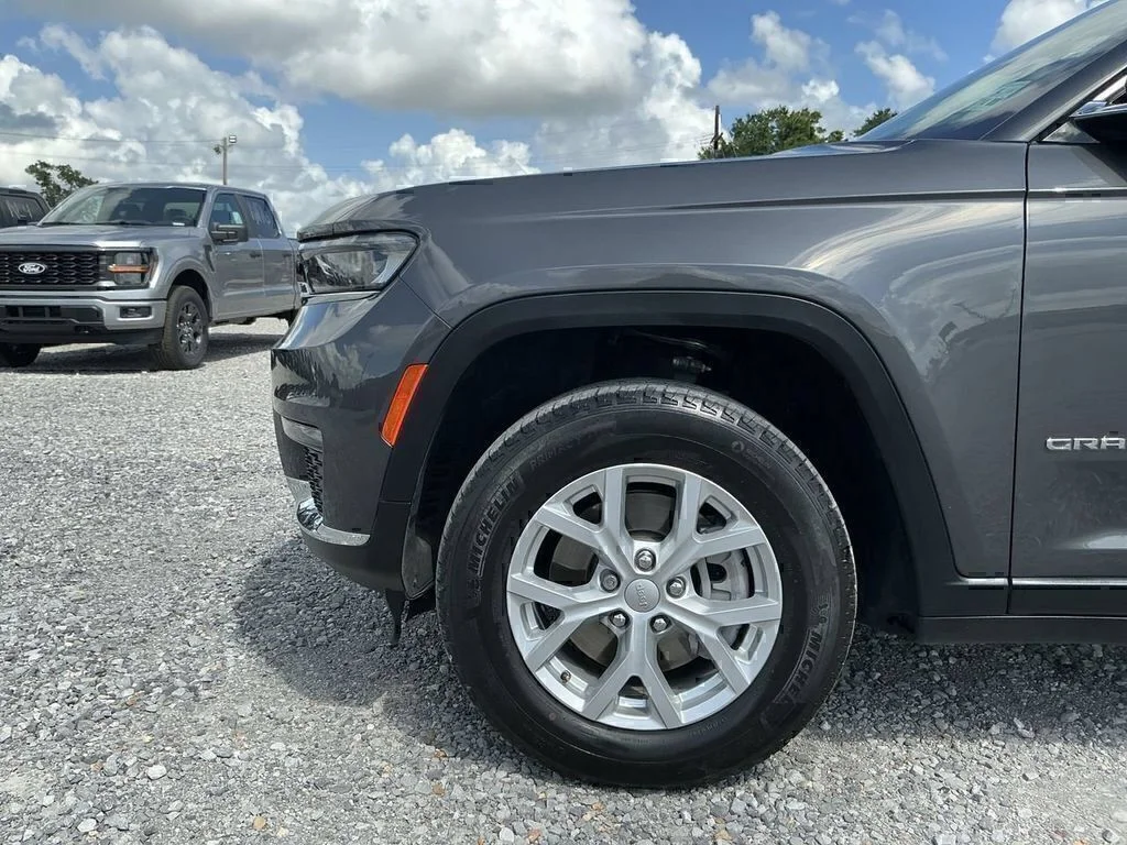 Used 2023 Metallic Jeep Limited image 11