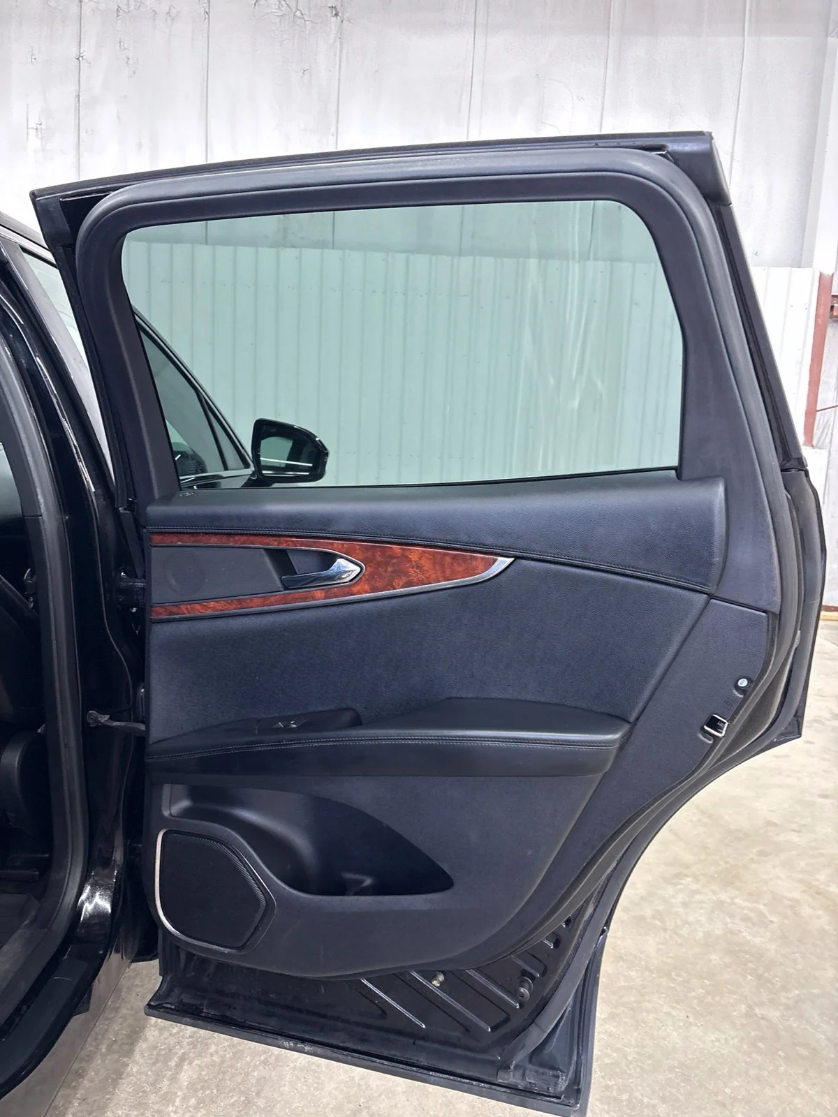 Used 2018 Black Velvet Lincoln Reserve image 16
