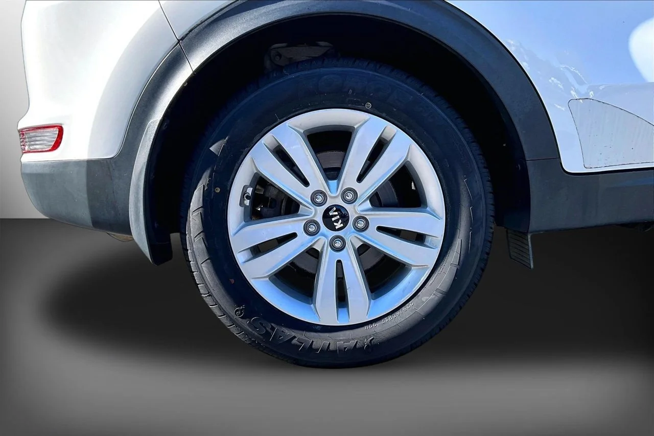 Used 2017 White Kia LX image 34