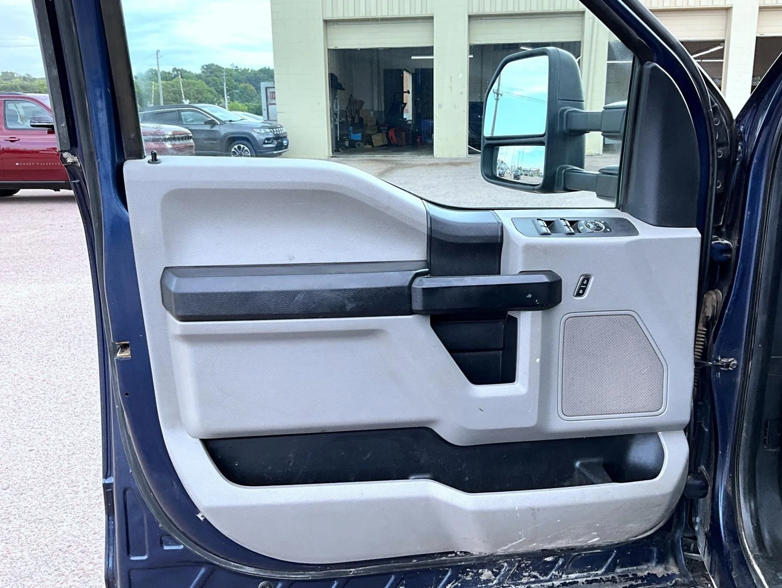 Used 2018 Blue Ford XL image 10