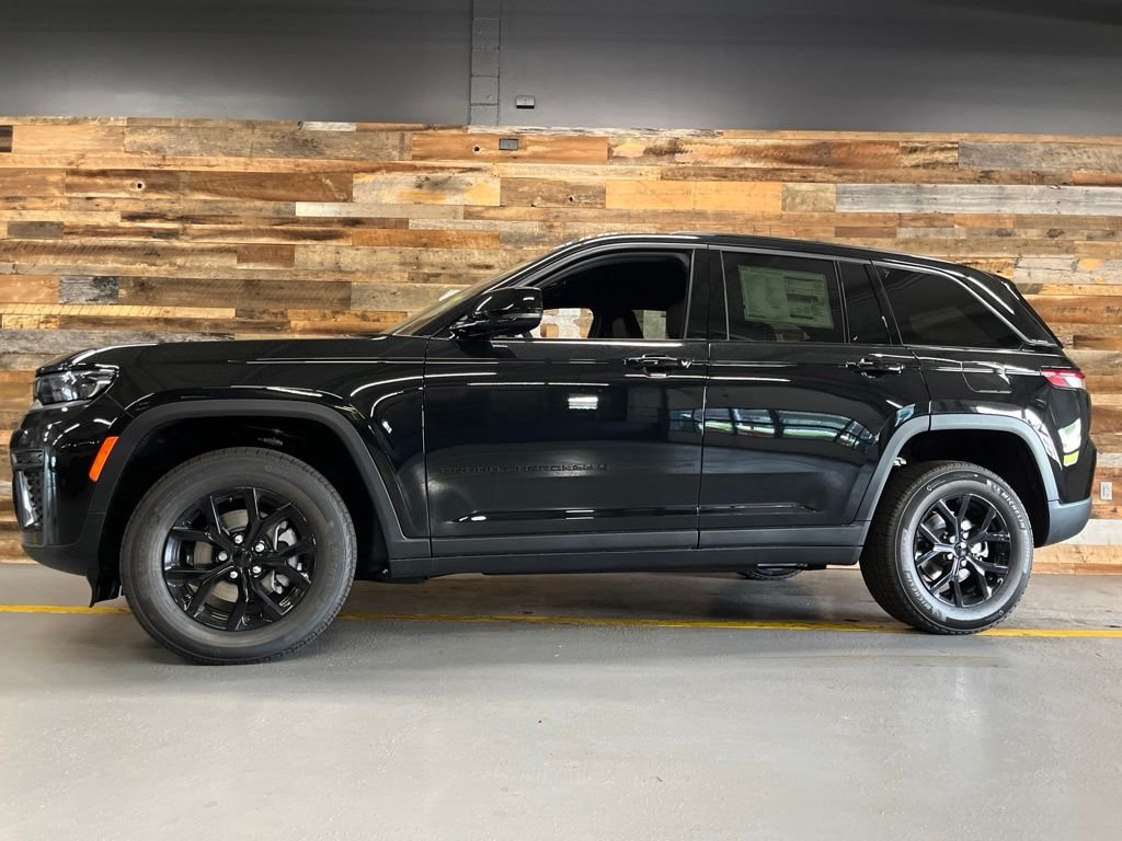 New 2026 Diamond Black Crystal Pearl-Coat Exterior Paint Jeep Altitude image 45