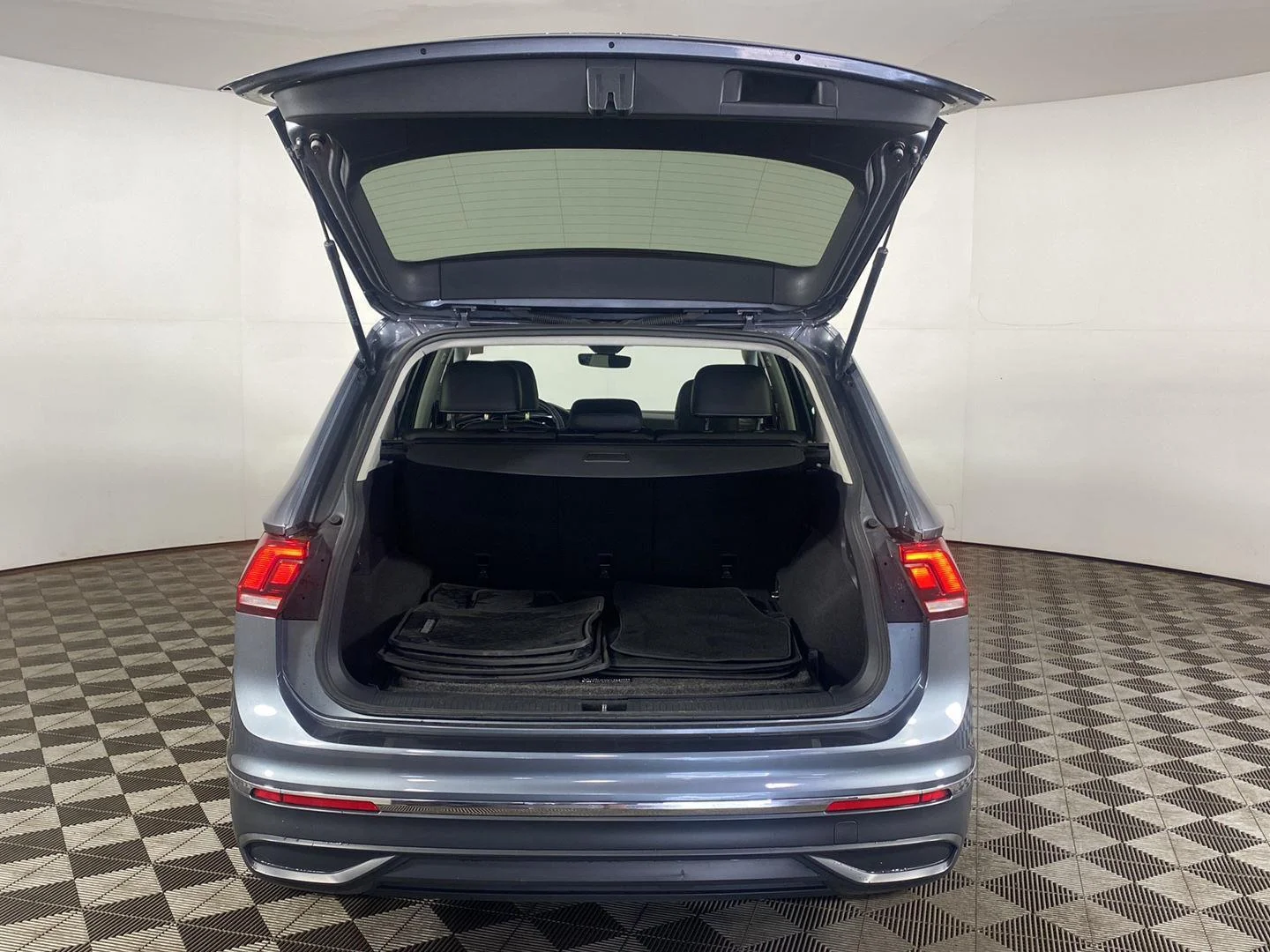 Used 2023 Platinum Gray Metallic Volkswagen SE image 21