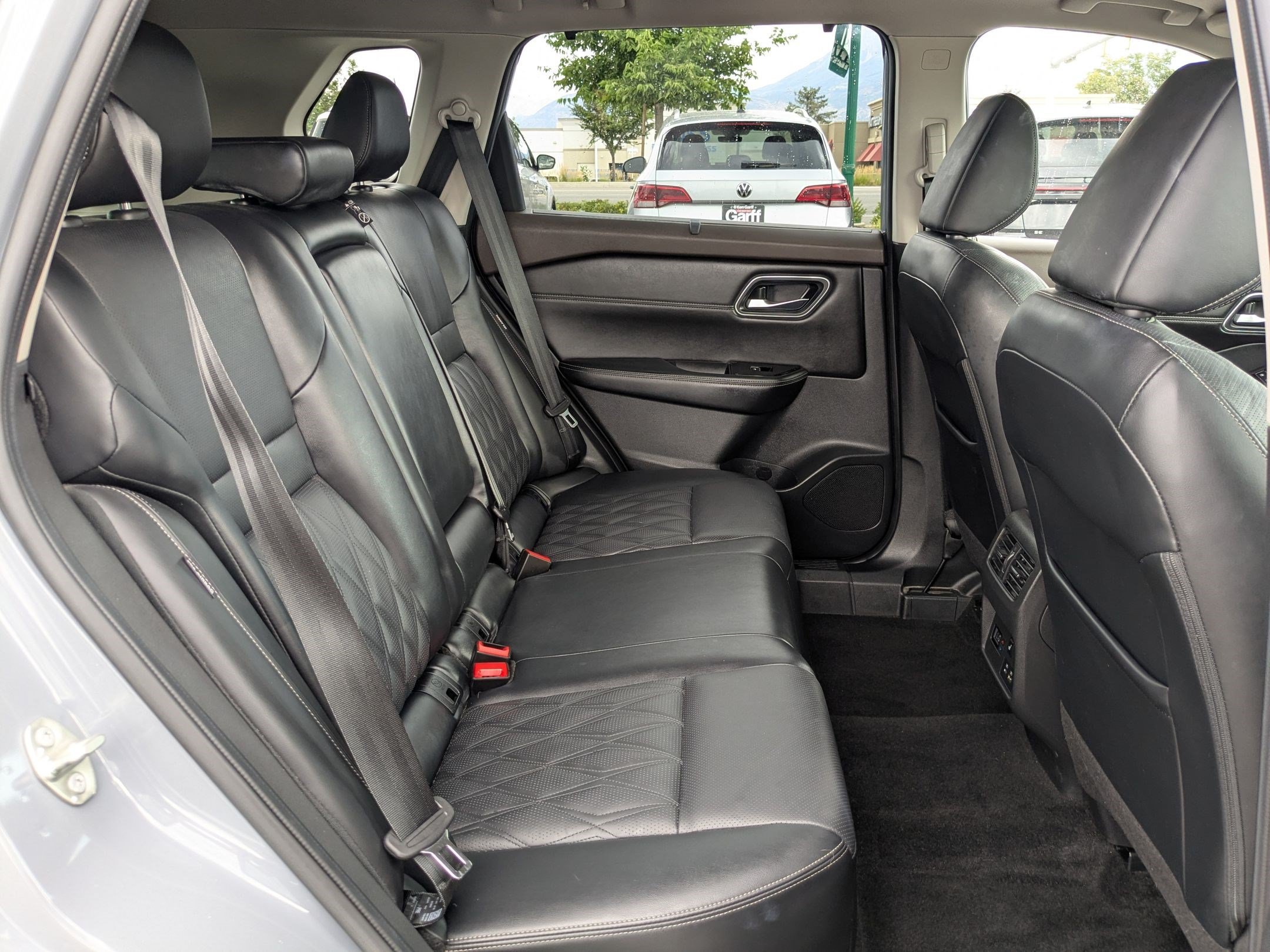 Used 2022 Boulder Gray Pearl Nissan Platinum image 32