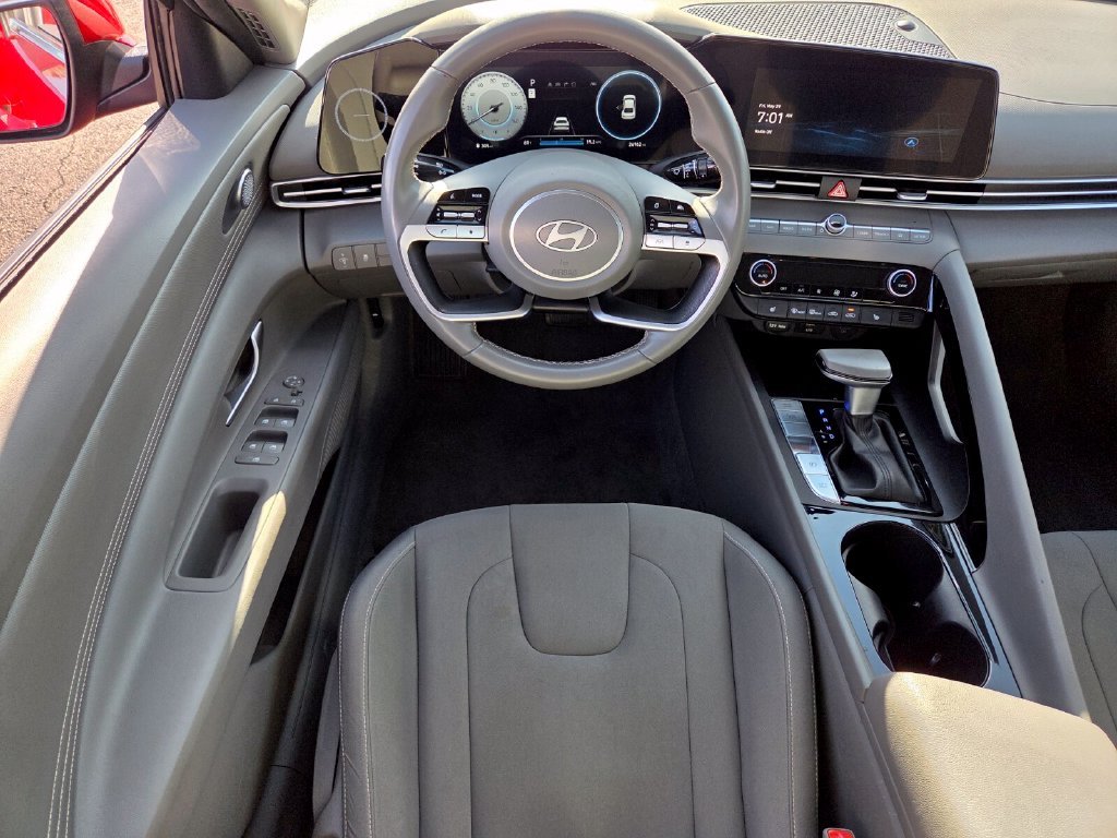 Used 2025 Red Hyundai SEL Convenience image 17