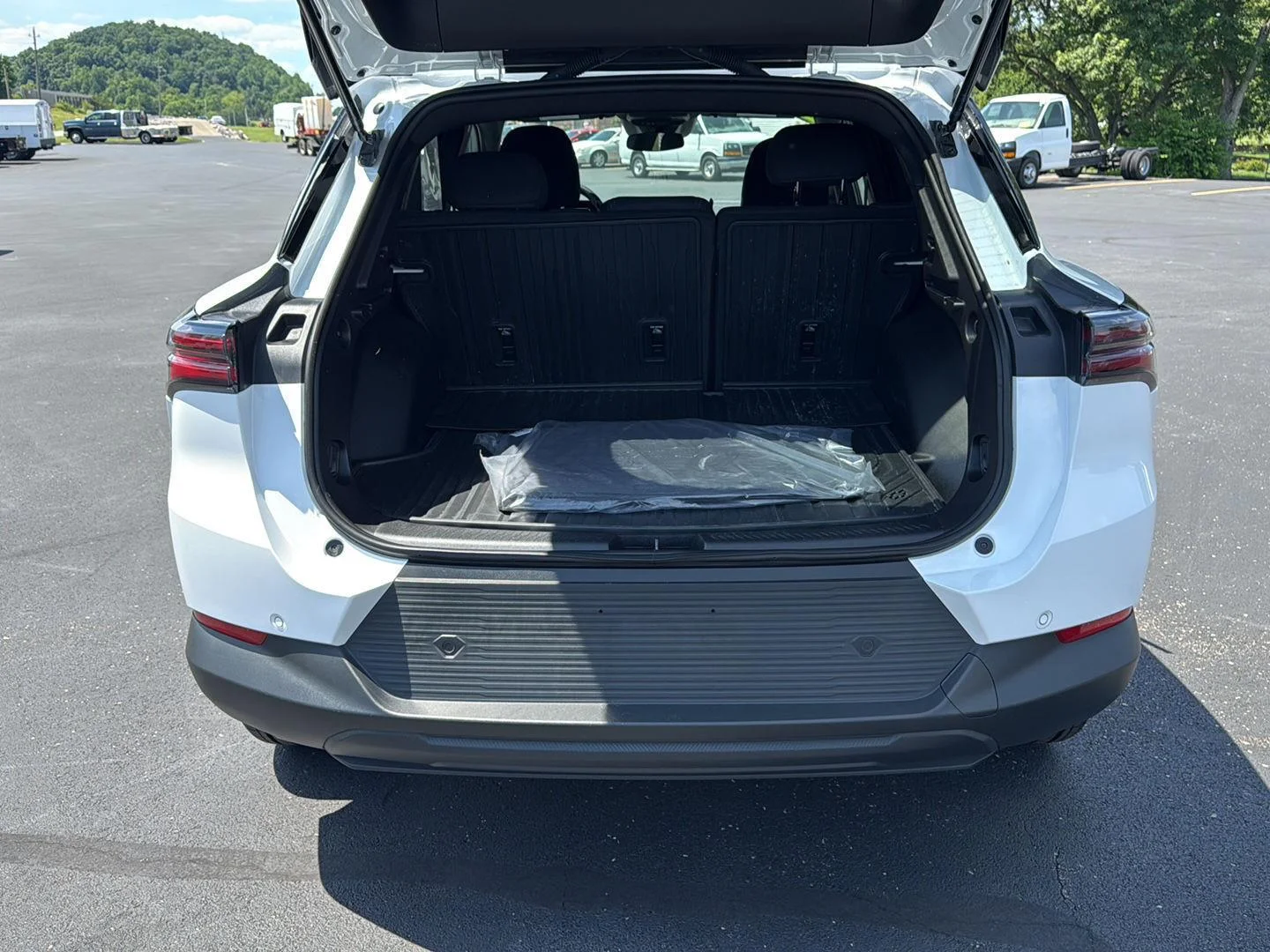 Used 2025 Summit White Chevrolet LT image 11