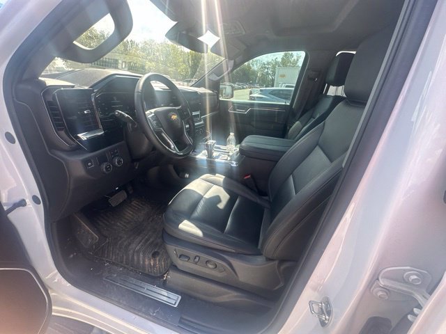 Used 2025 Summit White Chevrolet LT image 7