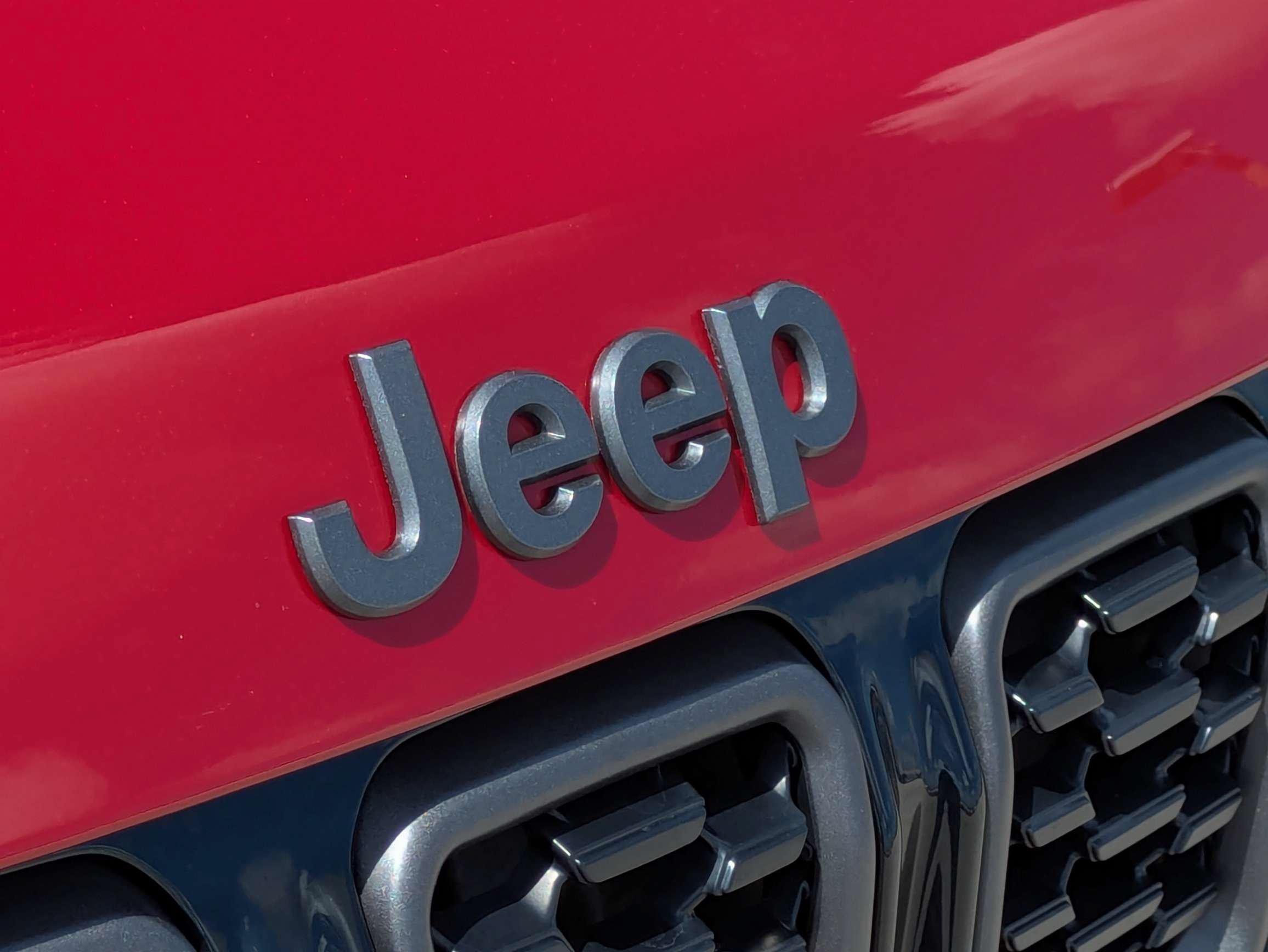 Used 2025 Red Hot Pearlcoat Jeep Latitude image 14