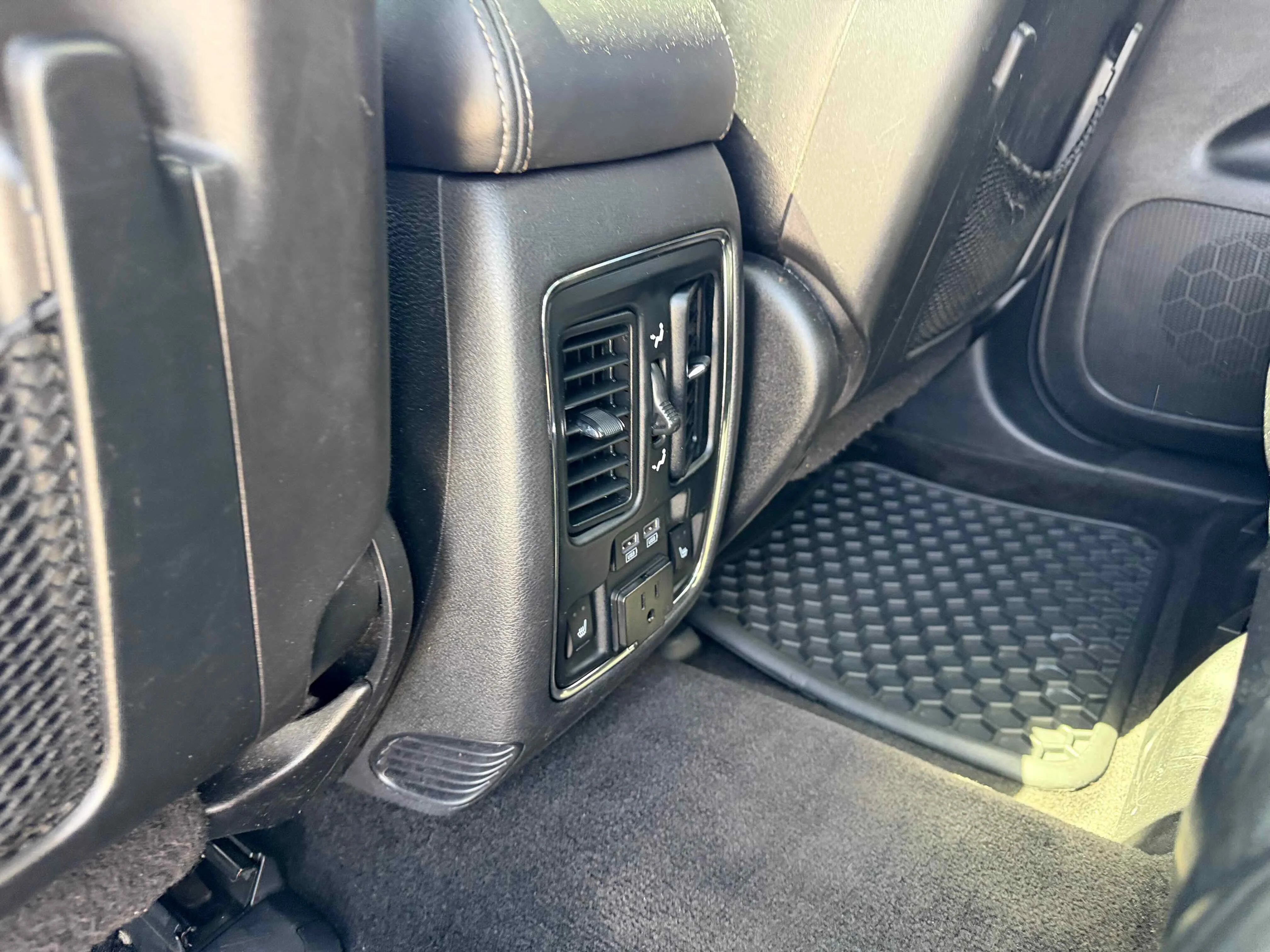 Used 2015 Bright White Clearcoat Jeep Overland image 28