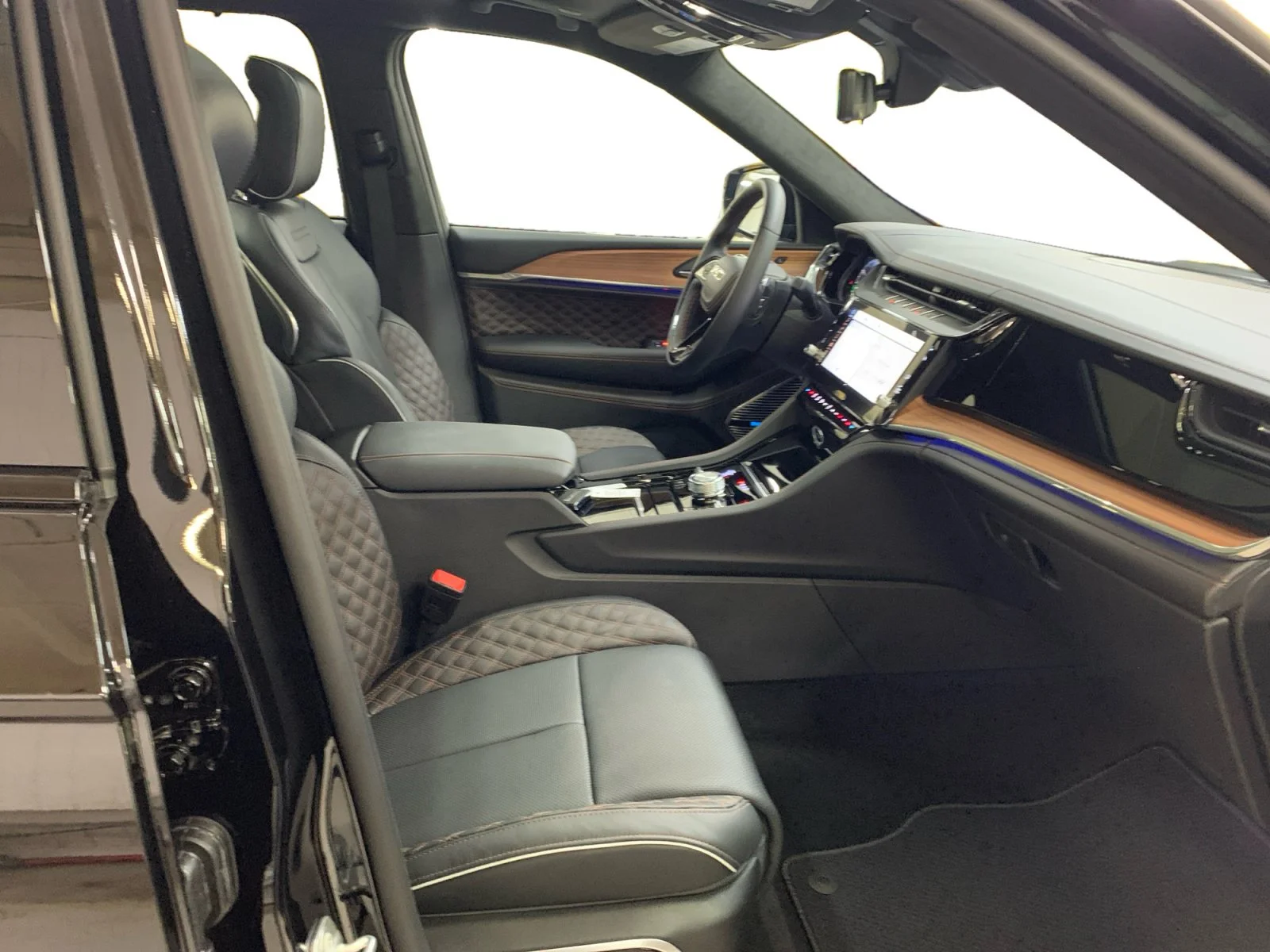 New 2026 Diamond Black Crystal Pearl Jeep Summit image 17