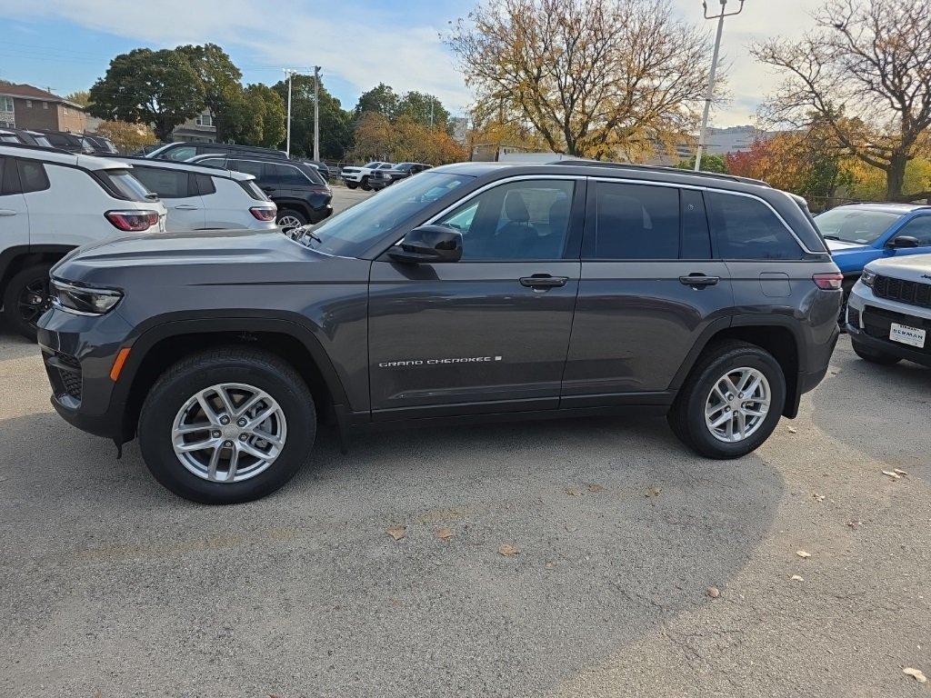 2025 Jeep Grand Cherokee Laredo photo 3