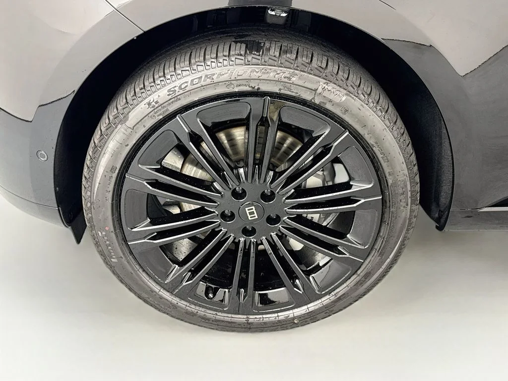 New 2027 Santorini Black Land Rover SE image 33