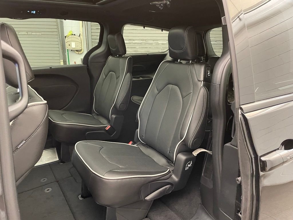 New 2027 Diamond Black Crystal Pearl-Coat Exterior Paint Chrysler Limited image 17