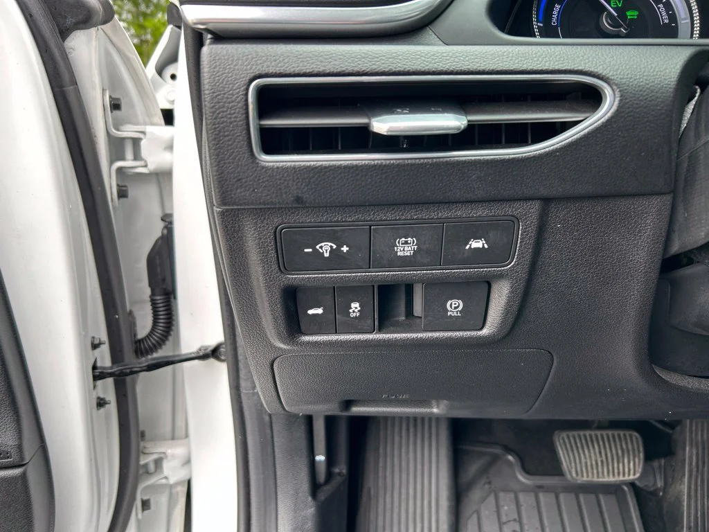 Used 2022 White Hyundai Blue image 25