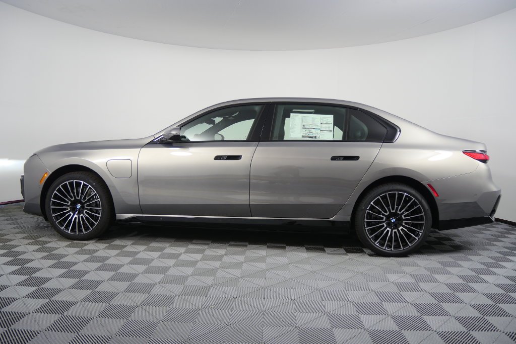 2026 BMW 7 Series 750e - Photo 7