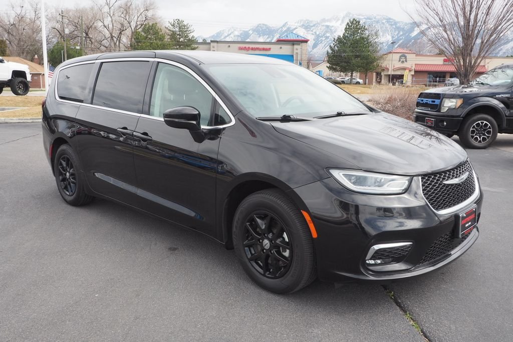 Used 2024 Black Chrysler Touring L image 3
