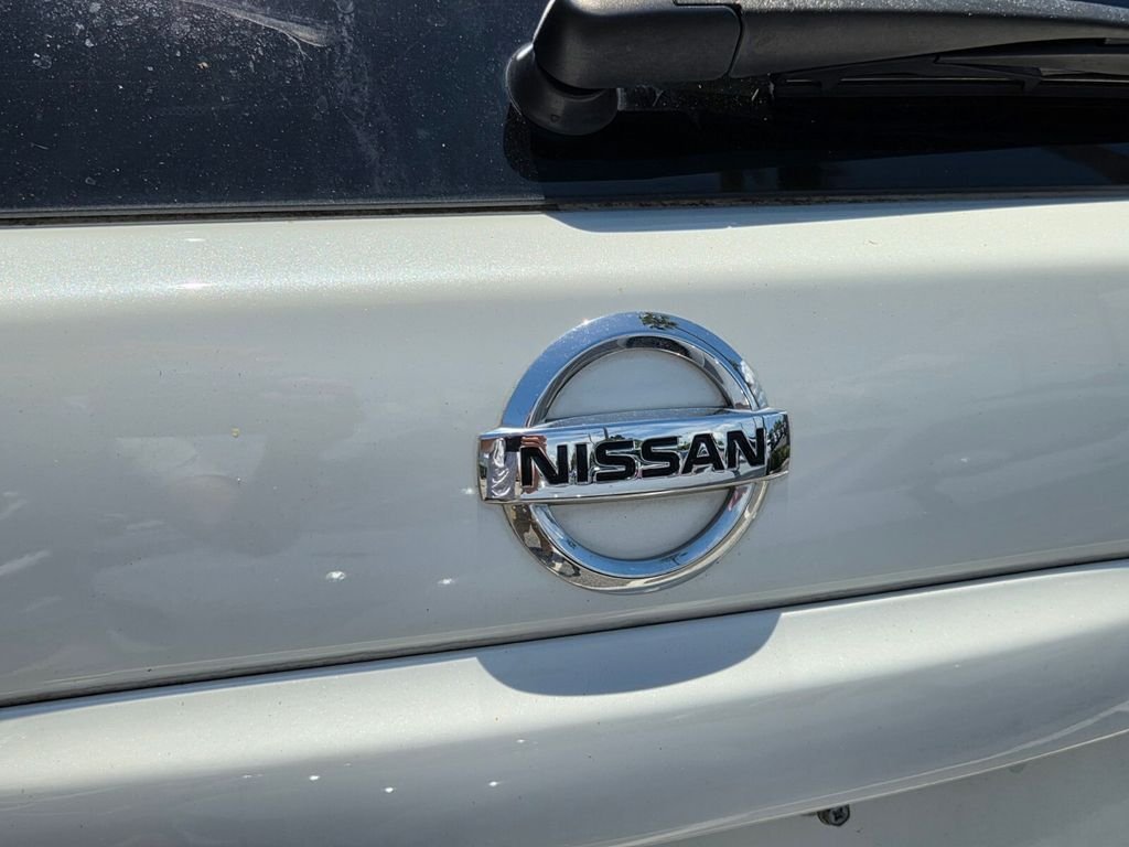 Used 2021 White Nissan Platinum image 11
