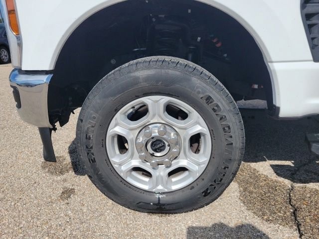 Used 2025 Oxford White Ford XLT image 28