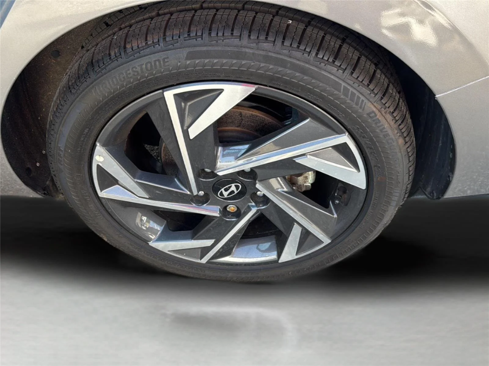 Used 2024 Fluid Metal Hyundai Limited image 31