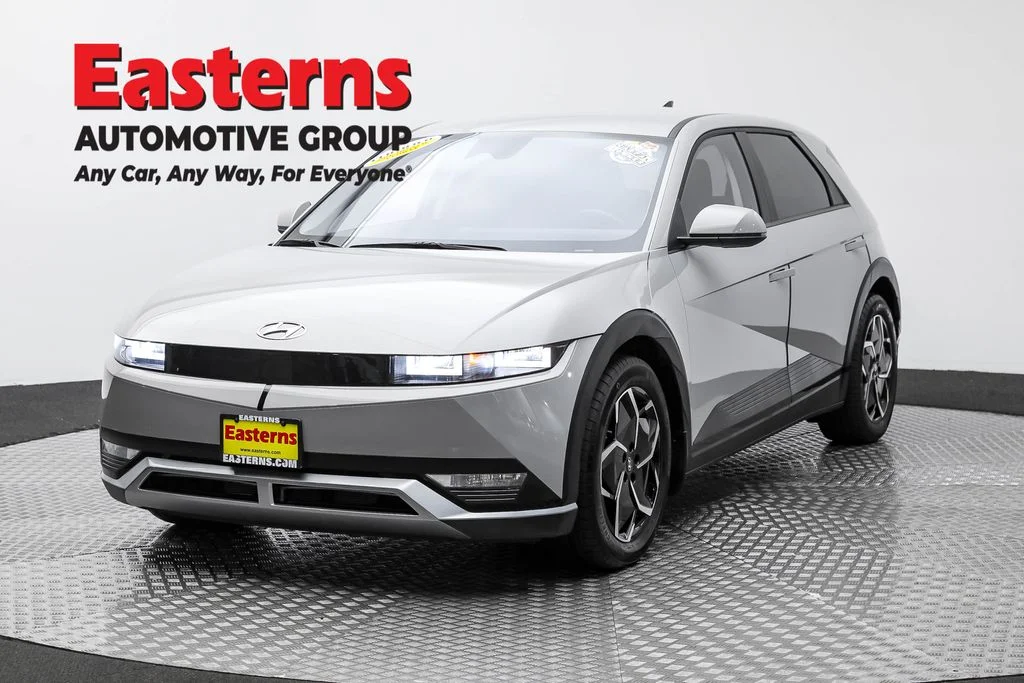 Used 2023 Gray Hyundai SE image 1